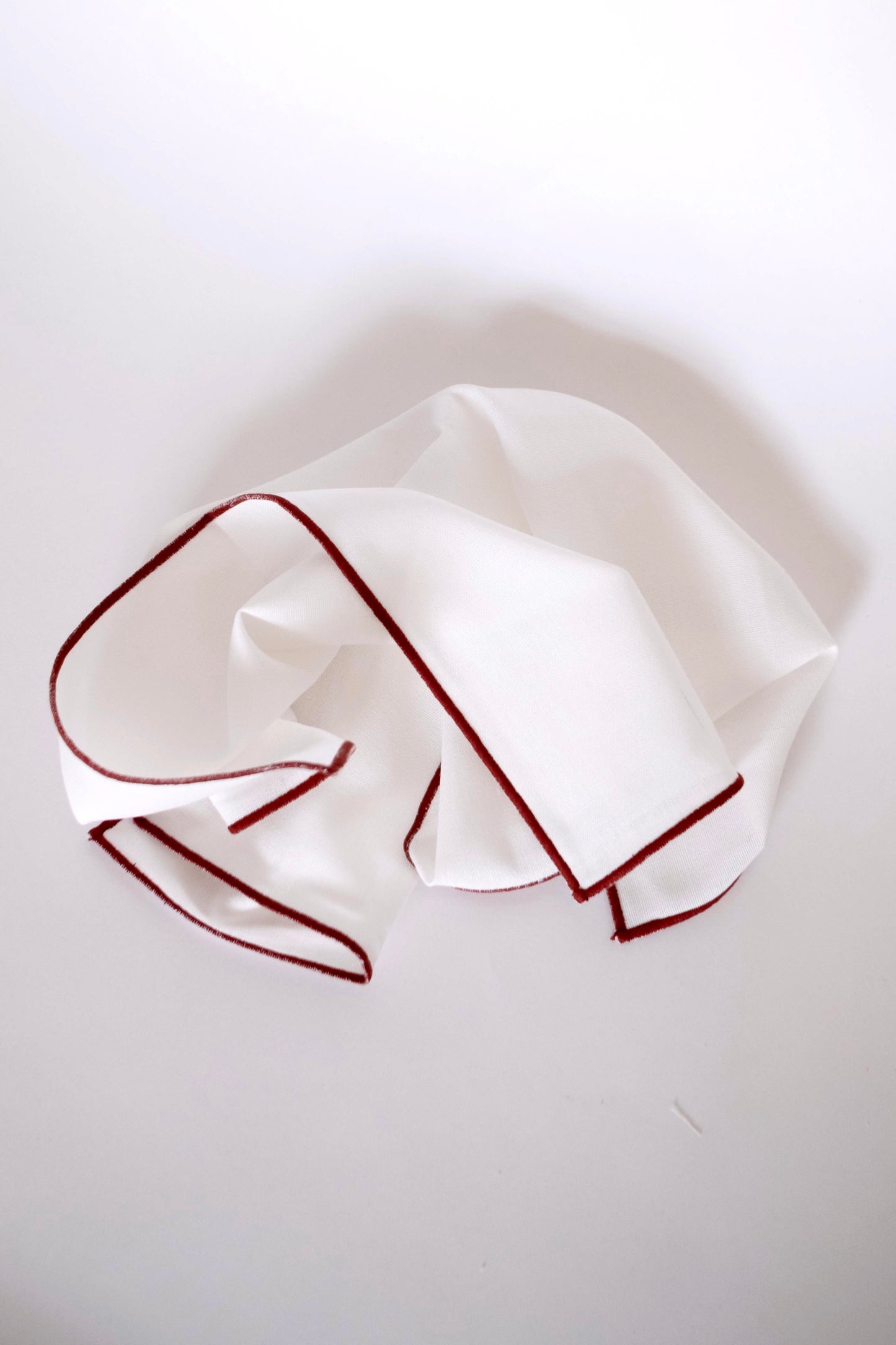 Line Napkin - White/Red Piping